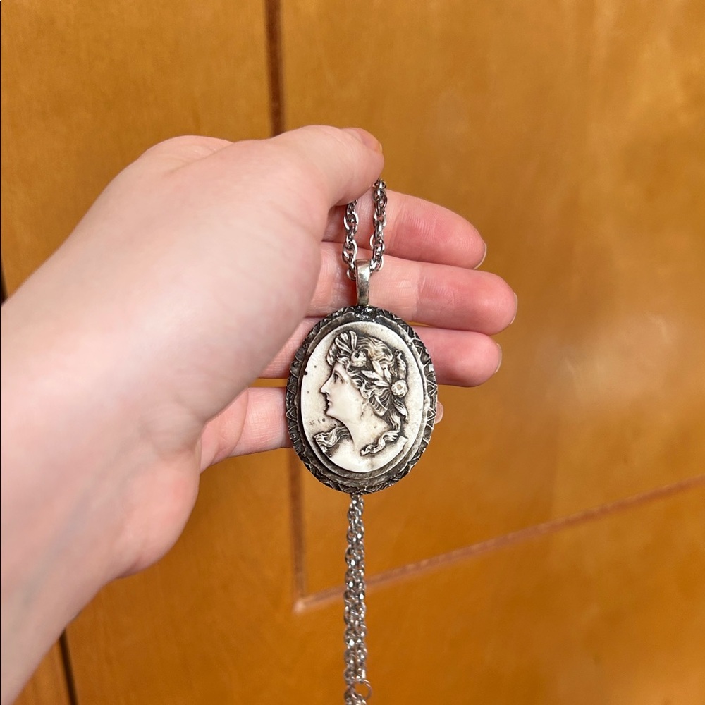 Silver Cameo Pendant Necklace